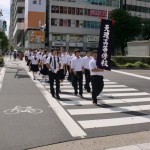 天理高等学校ののぼりを先頭に神名流し