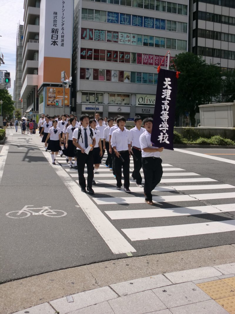 天理高等学校ののぼりを先頭に神名流し