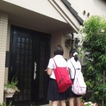 緊張の中、戸別訪問をする様子