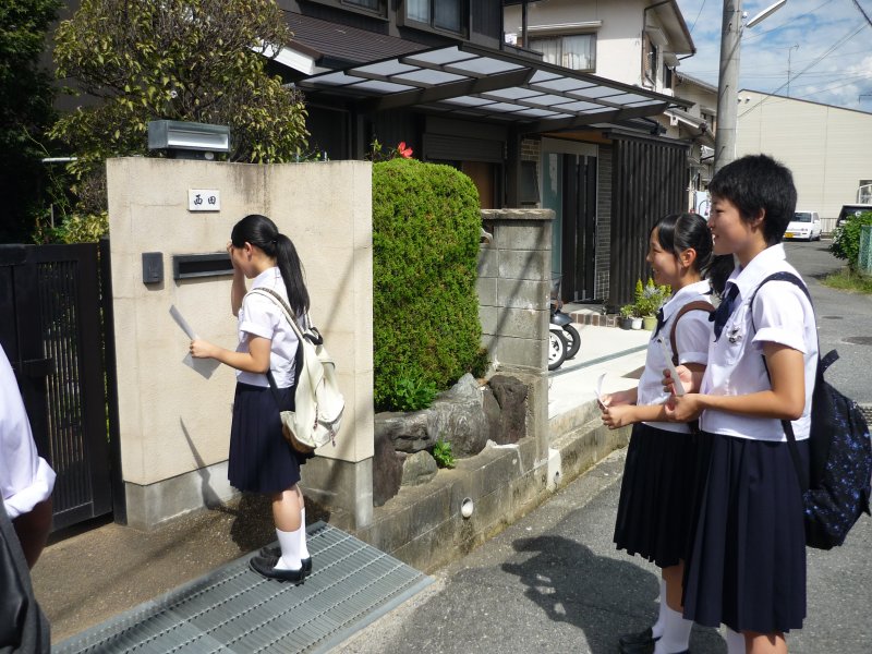 緊張の中、戸別訪問をする様子2