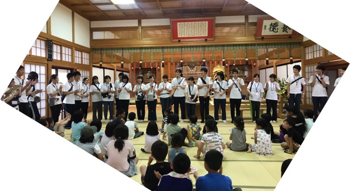 養徳分教会 自己紹介中の班員たち